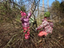 Já to zkusím prolézt druhou stranou...